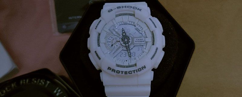 gshock怎么看真?zhèn)?></p><p>1,、正品的卡西歐手表的外表盤數(shù)字刻度印刻的比較工整清晰,而仿品的外表盤數(shù)字就顯得有些粗糙。</p><p>2,、正品卡西歐手表的表盤也比較明亮清澈,包括表盤里面的紋路也很清晰規(guī)范,。仿品的表盤顏色則比較暗淡,表盤內(nèi)的底紋比較淺,有的仿品表盤會(huì)更顯模糊。</p><p>3,、正品的卡西歐手表的按鍵阻力比較大,，就是你正常按下去的感覺是比較堅(jiān)挺結(jié)實(shí)的,。而仿品的按鍵則比較松動(dòng),按下時(shí)比較輕松，沒有那種很實(shí)在的手感,。</p><p>4,、可以仔細(xì)看一下手表后蓋的鋼印，正品的鋼印凹凸有致,，摸上去也有一定的手感,。假貨的鋼印則比較淺，用手摸上去的凹凸感不是很大,。</p><p>5,、看手表上的字母間距，正品的間距是比較適中的距離,，不會(huì)有太緊或者太松的現(xiàn)象,。假貨的手表字母間距是比較大的，一看就可以看出來,。</p><p>6,、看手表的型號(hào)和外觀是否匹配，正品是匹配的,。假貨的手表型號(hào)和外觀顯示的有時(shí)候是不一致的,。</p><p>7、可以看手表的螺絲部分,，正品的螺絲是比較小巧的,，螺絲擰的也比較平，沒有過高的凸起,。假的手表的螺絲則比較凸起,，螺絲頭也比較大。</p><p class=